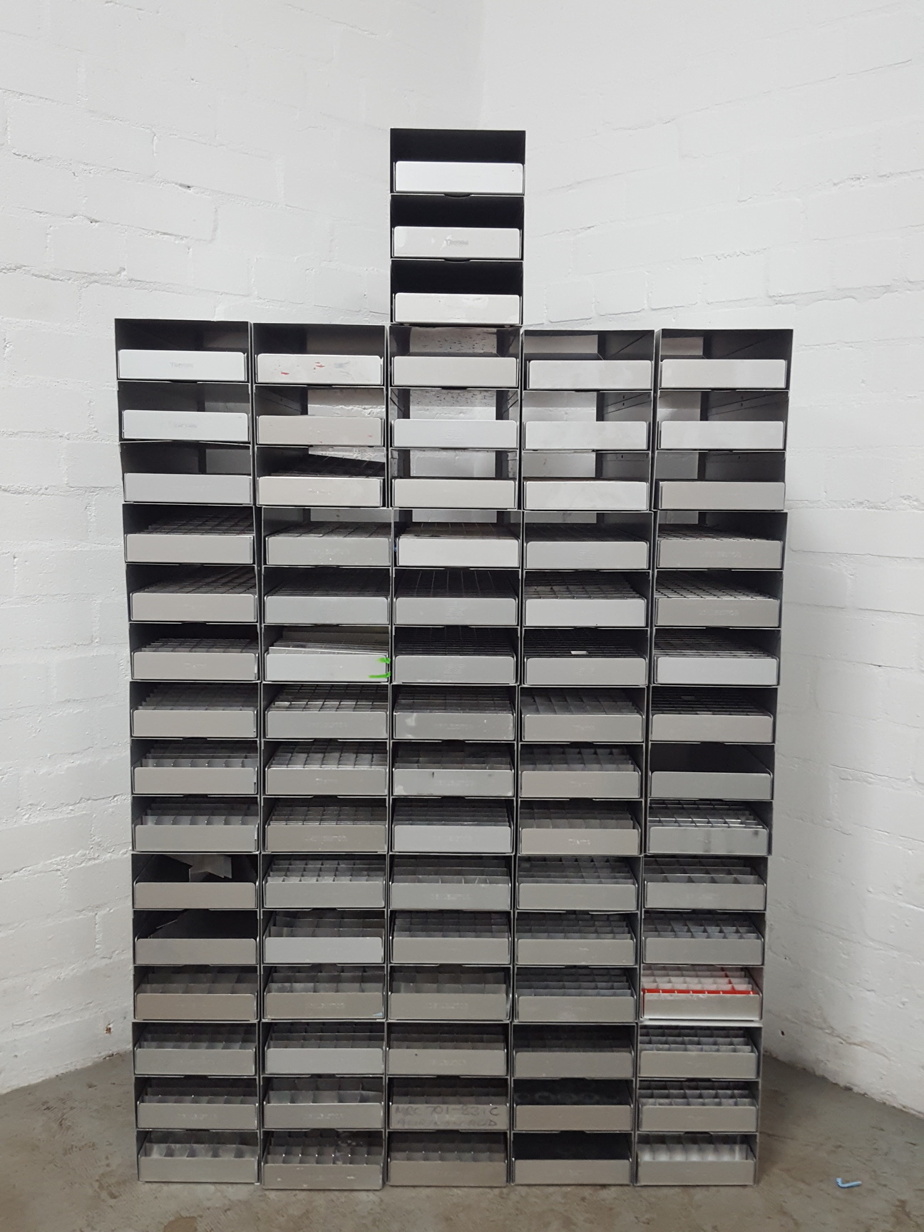 Image of Lot of 26 Storage Racks -80 Freezer Storage Racks 46cm x 15.9cm x 22cm