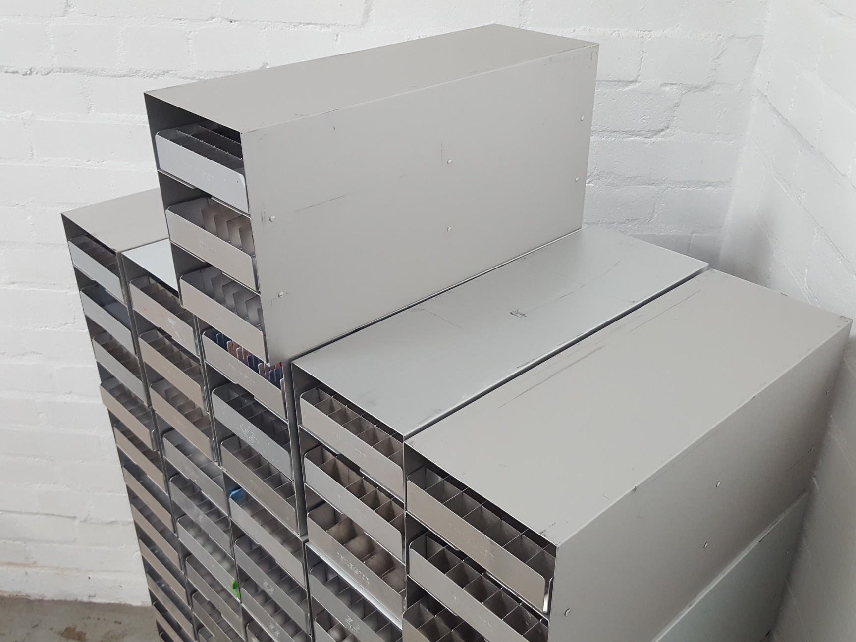 Image of Lot of 26 Storage Racks -80 Freezer Storage Racks 46cm x 15.9cm x 22cm