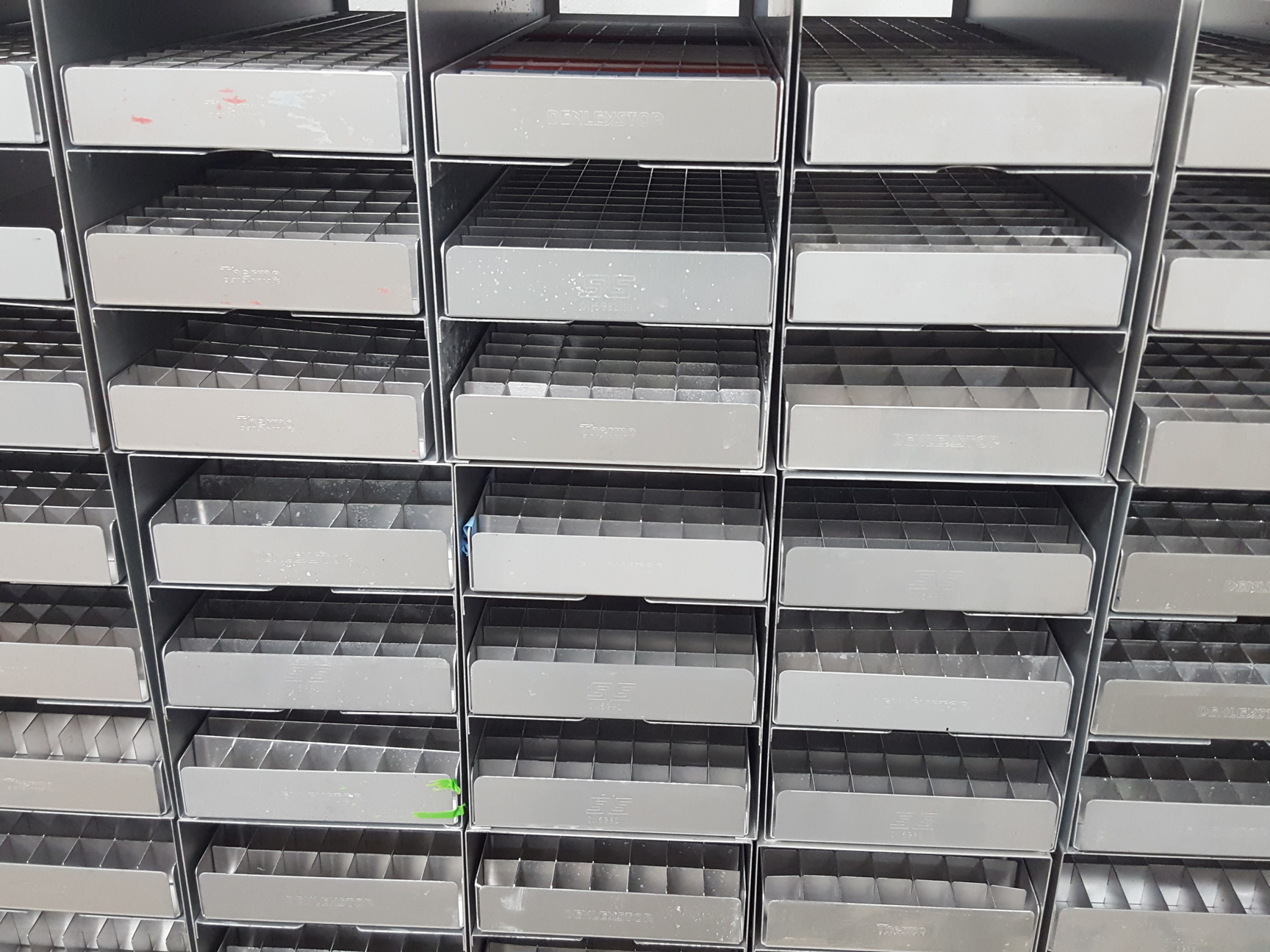 Image of Lot of 26 Storage Racks -80 Freezer Storage Racks 46cm x 15.9cm x 22cm