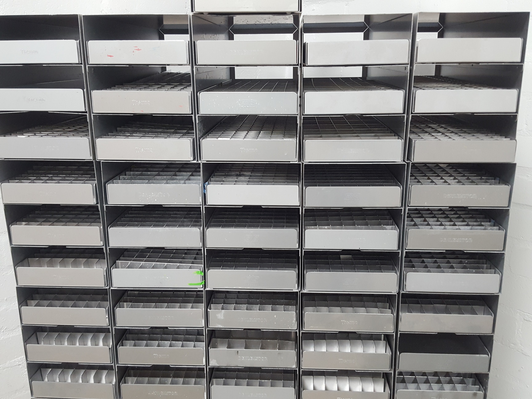 Image of Lot of 26 Storage Racks -80 Freezer Storage Racks 46cm x 15.9cm x 22cm