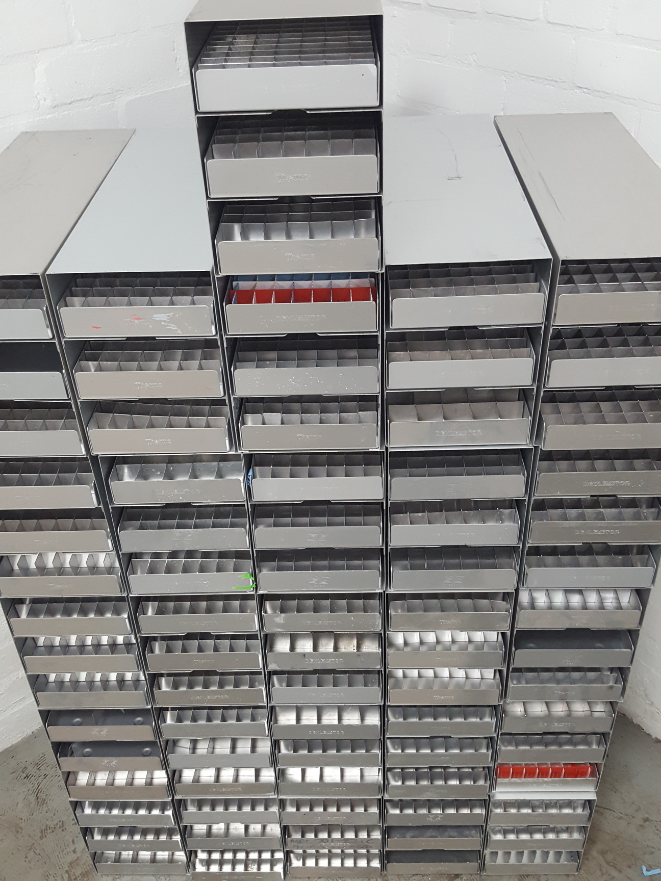 Image of Lot of 26 Storage Racks -80 Freezer Storage Racks 46cm x 15.9cm x 22cm