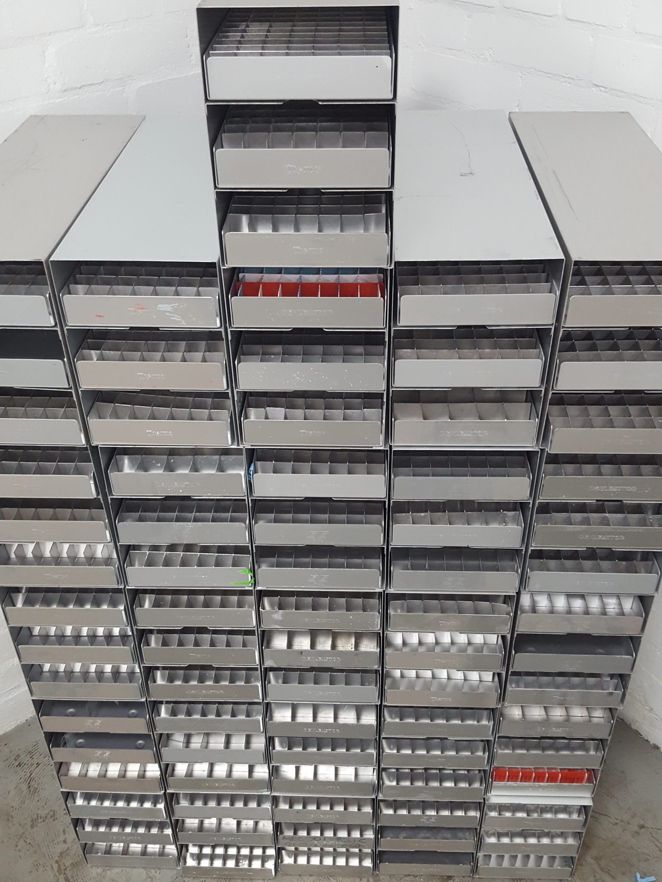 Image of Lot of 26 Storage Racks -80 Freezer Storage Racks 46cm x 15.9cm x 22cm
