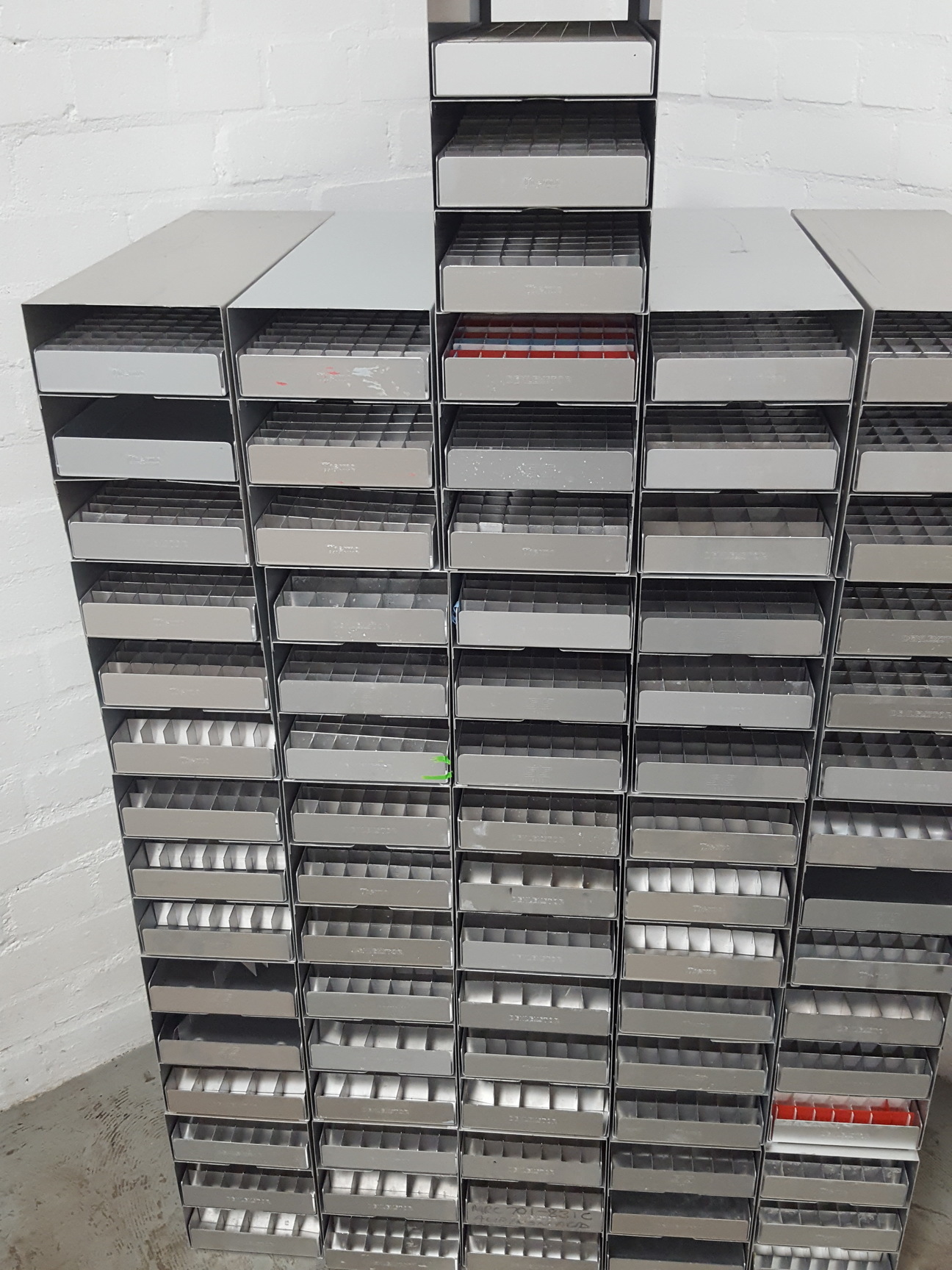 Image of Lot of 26 Storage Racks -80 Freezer Storage Racks 46cm x 15.9cm x 22cm