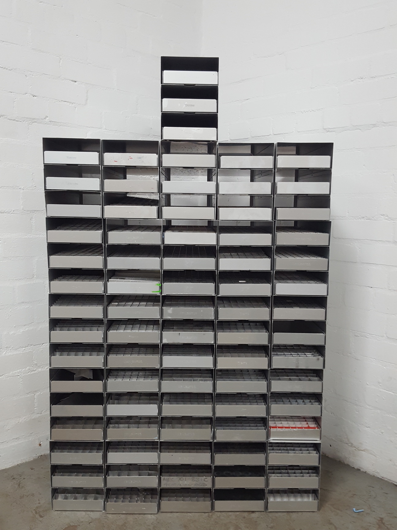 Image of Lot of 26 Storage Racks -80 Freezer Storage Racks 46cm x 15.9cm x 22cm