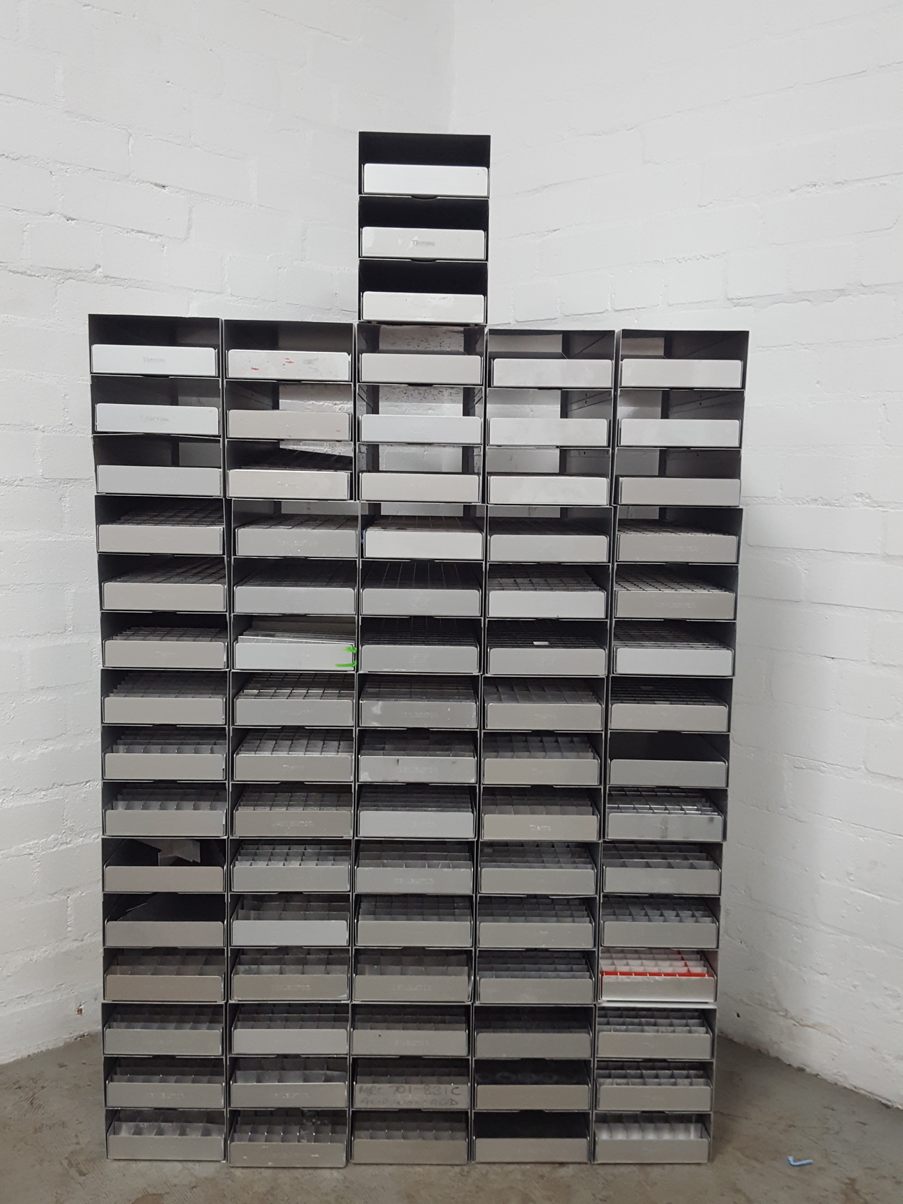 Image of Lot of 26 Storage Racks -80 Freezer Storage Racks 46cm x 15.9cm x 22cm
