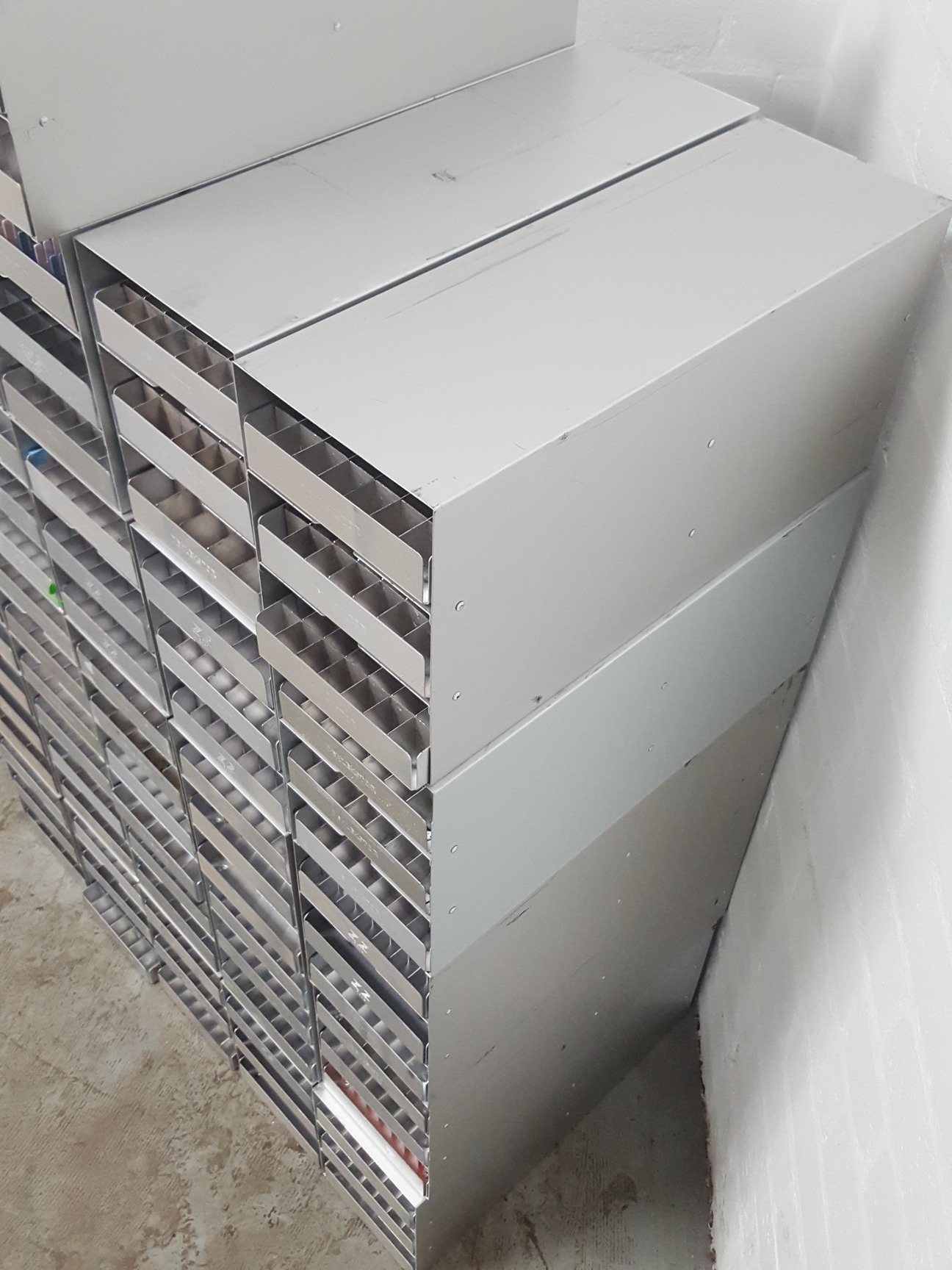 Image of Lot of 26 Storage Racks -80 Freezer Storage Racks 46cm x 15.9cm x 22cm