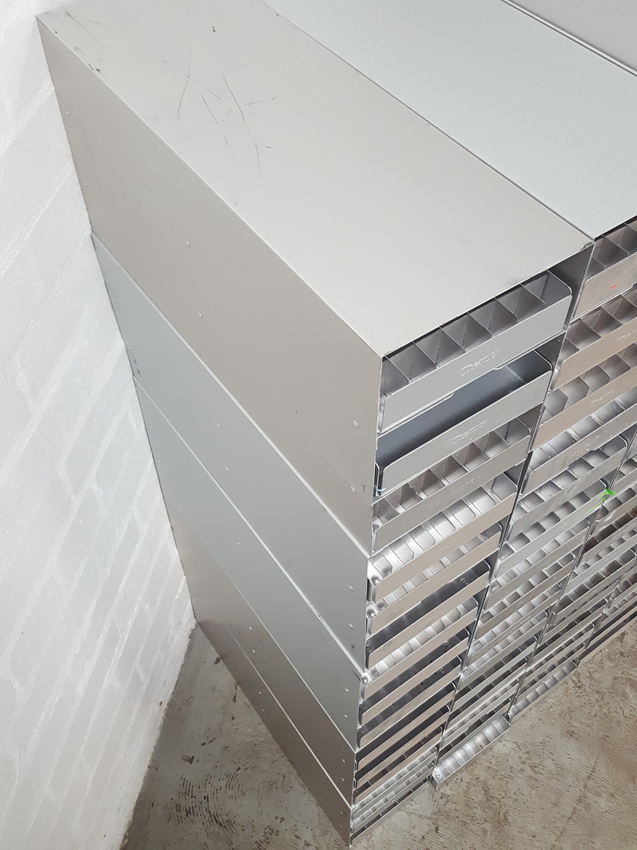 Image of Lot of 26 Storage Racks -80 Freezer Storage Racks 46cm x 15.9cm x 22cm