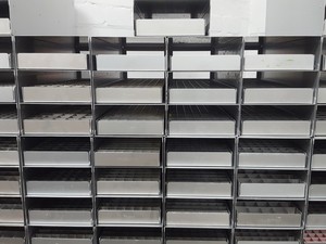 Thumbnail image of Lot of 33 Storage Racks -80 Freezer Racks 46.9cm x 22.2cm x 16.4cm