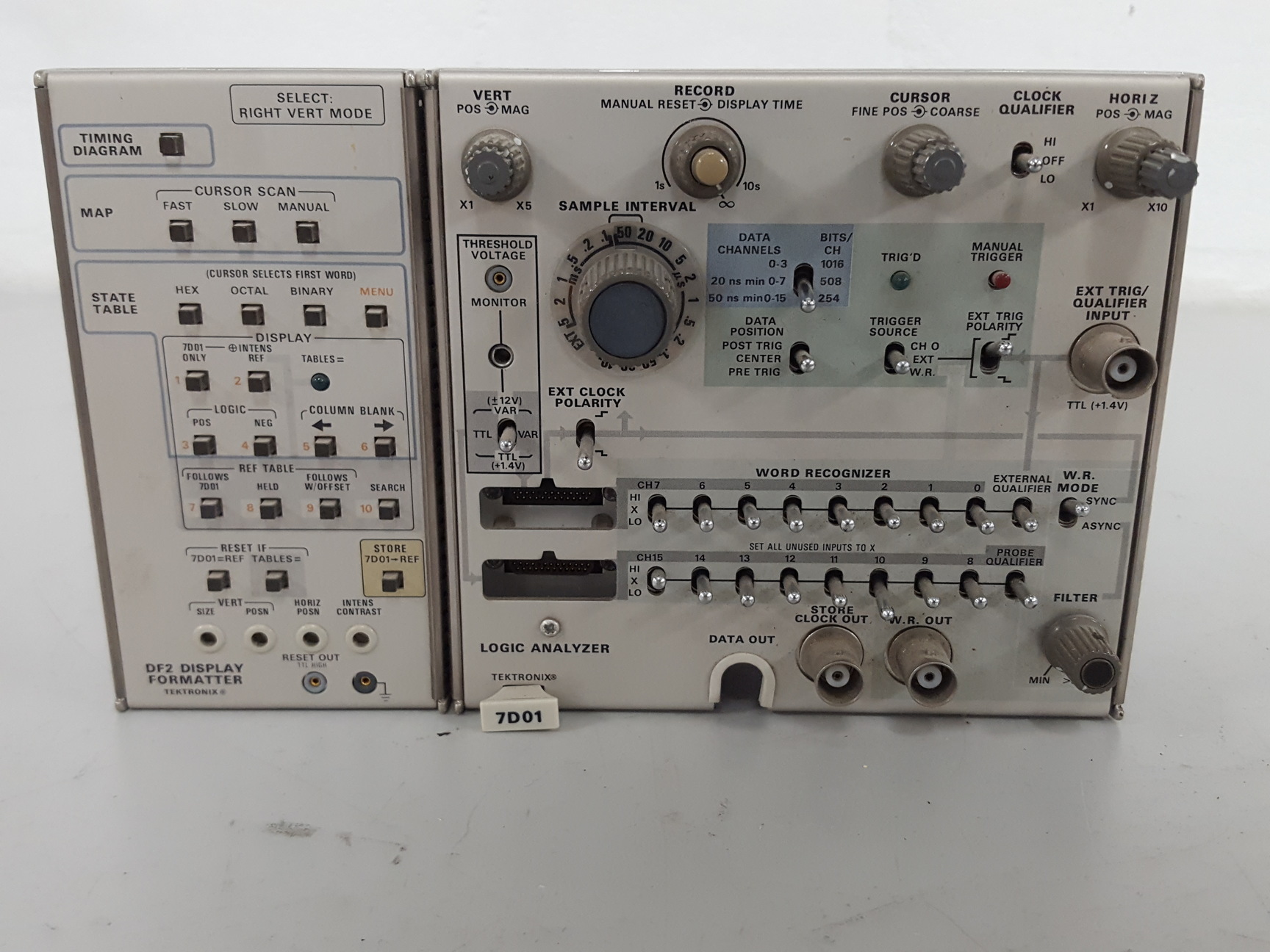 Image of Tektronix Logic Analyser With DF2 Display Formatter Lab