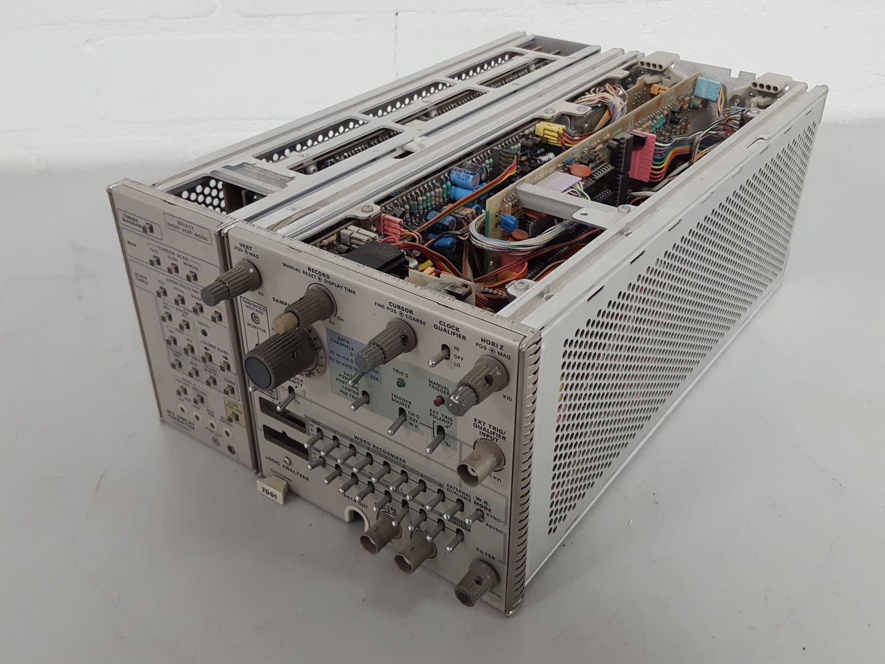 Image of Tektronix Logic Analyser With DF2 Display Formatter Lab