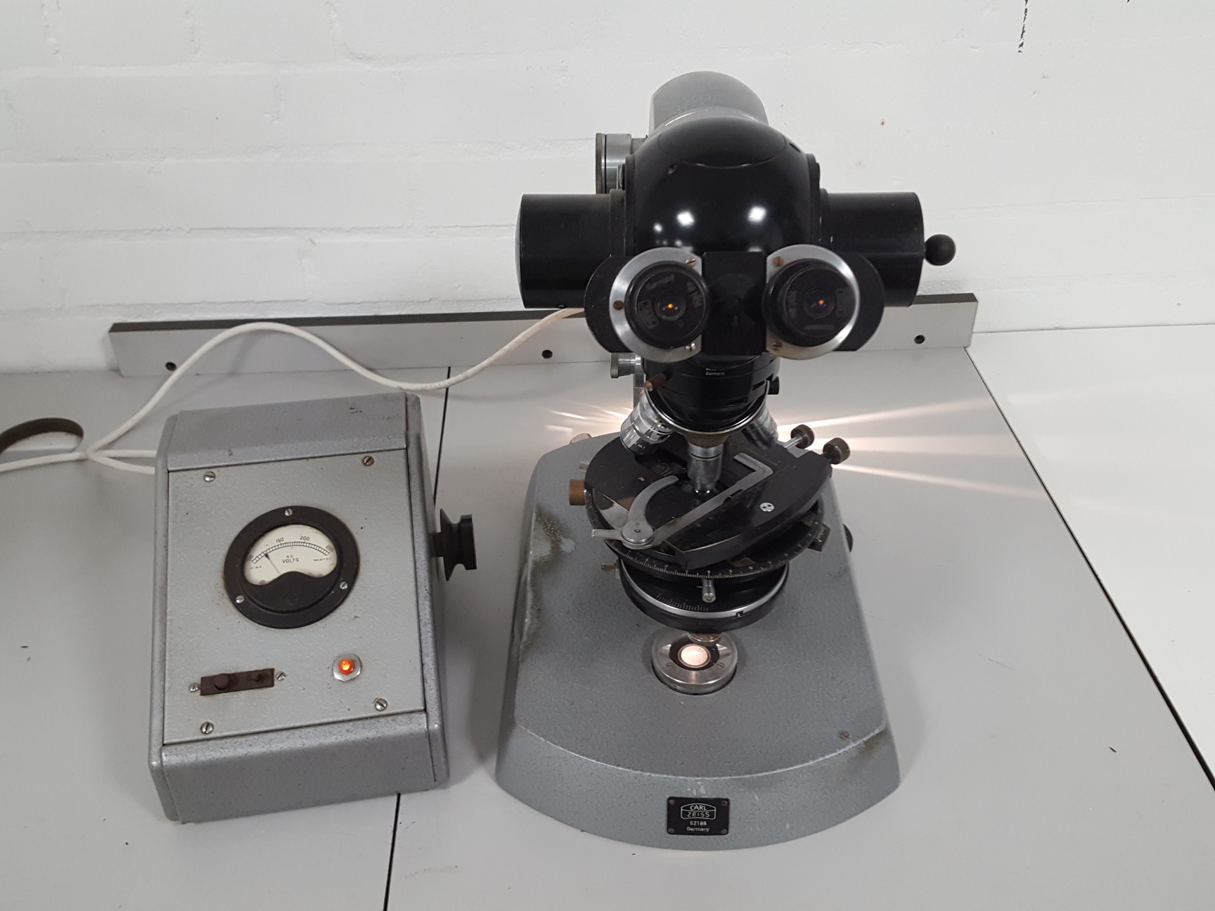 Image of Carl Zeiss Microscope With Multiple Objectives