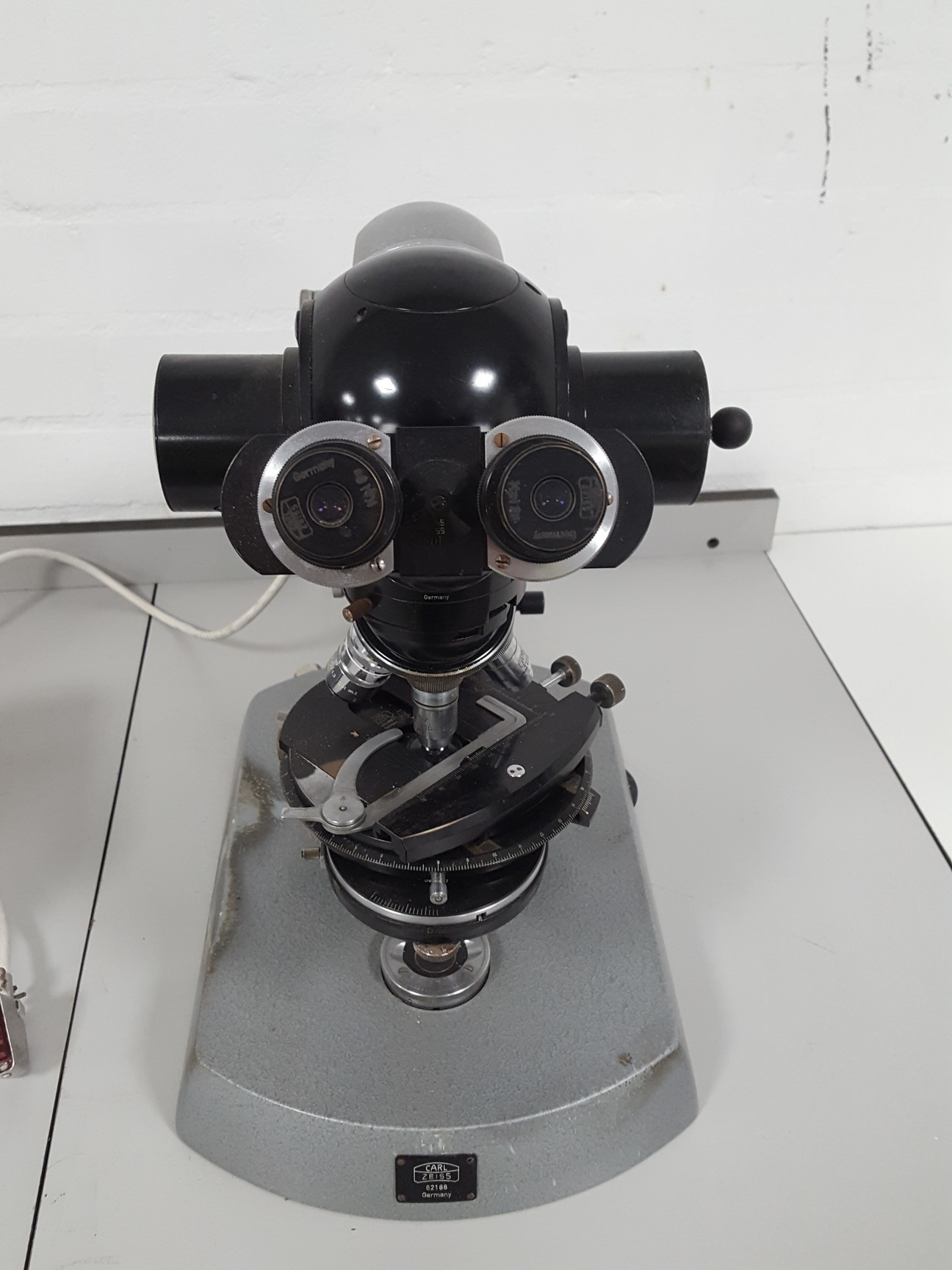 Image of Carl Zeiss Microscope With Multiple Objectives