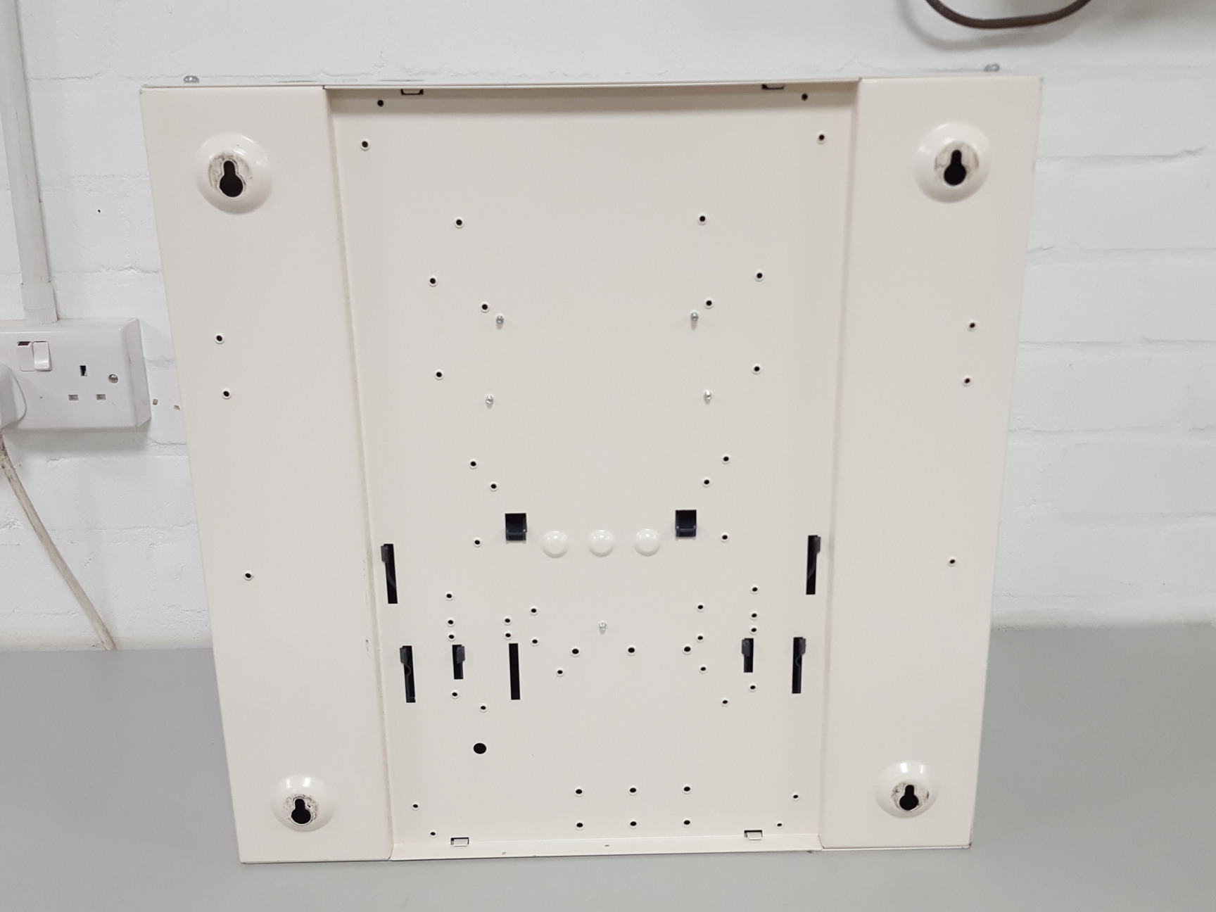 Image of Schneider SEA9BN4 Acti9 Isobar 4 Way TP Distribution Board DB Flow Water