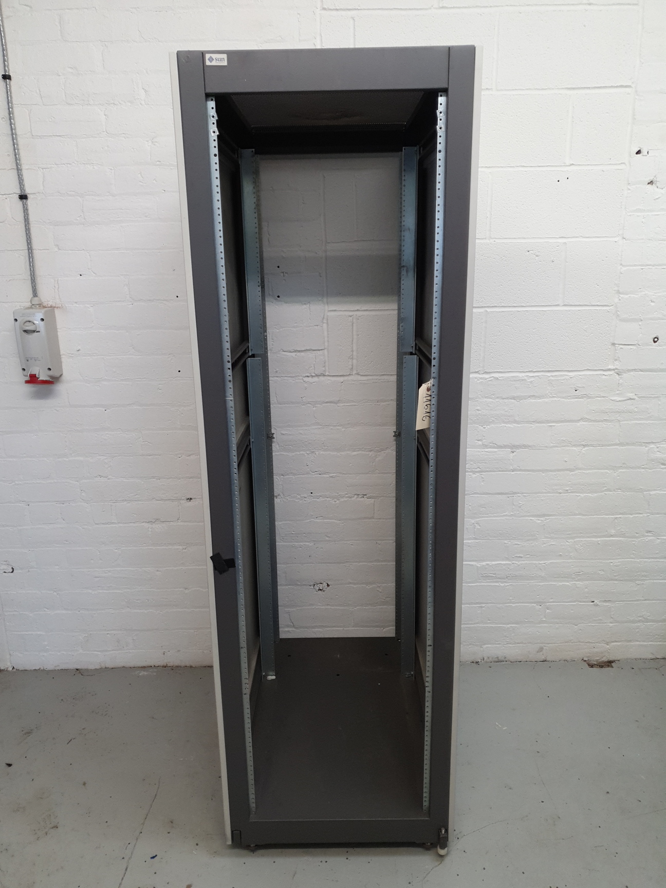 SUN Microsystems Computer with Antitilt Legs