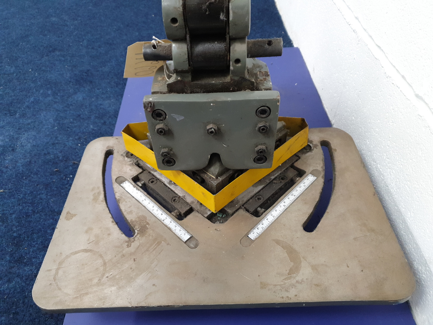 Image of CHESTER HN-4 Heavy Duty Guillotine Hand Corner Notcher Max Notch 152x152 mm 