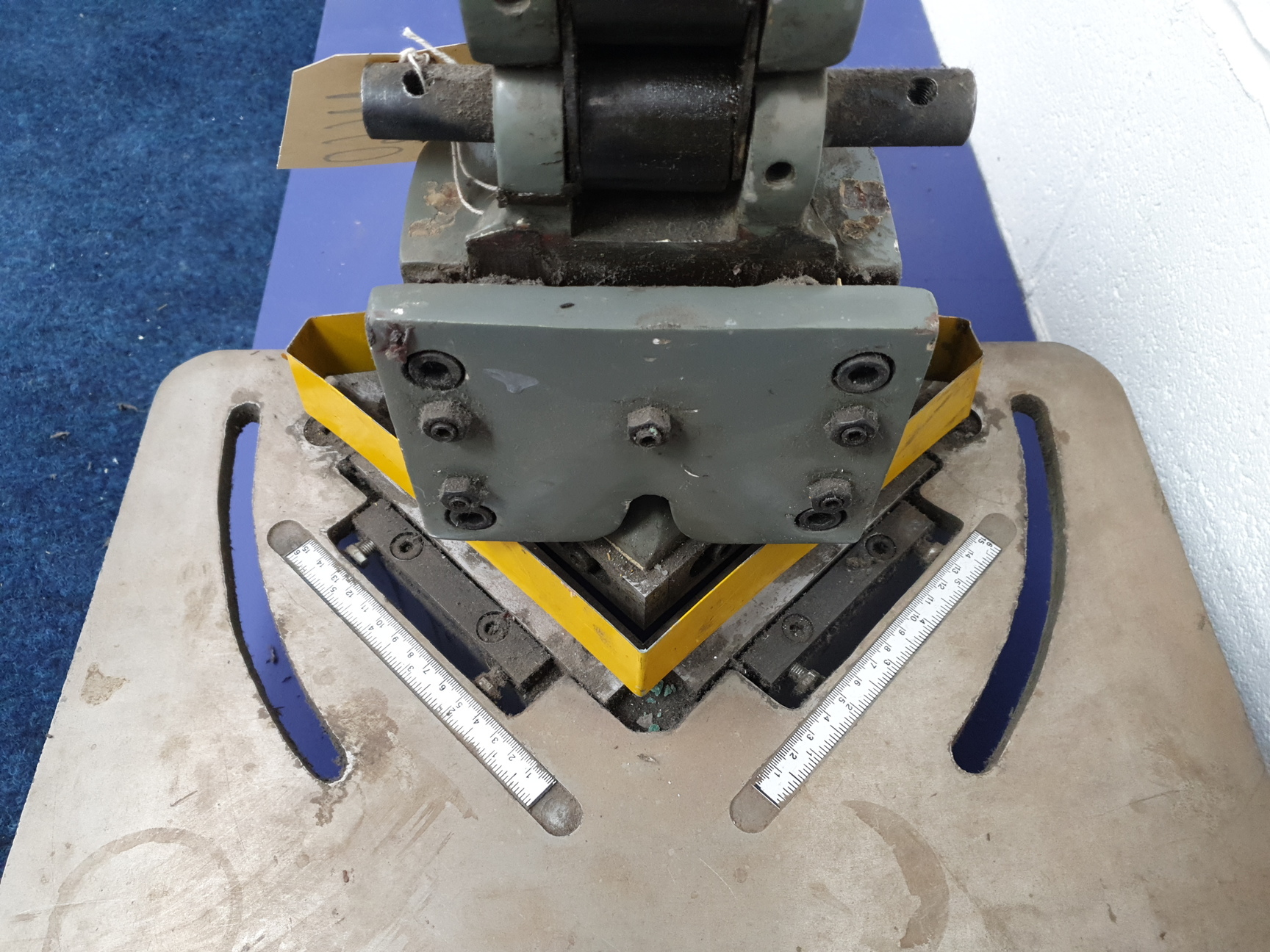 Image of CHESTER HN-4 Heavy Duty Guillotine Hand Corner Notcher Max Notch 152x152 mm 