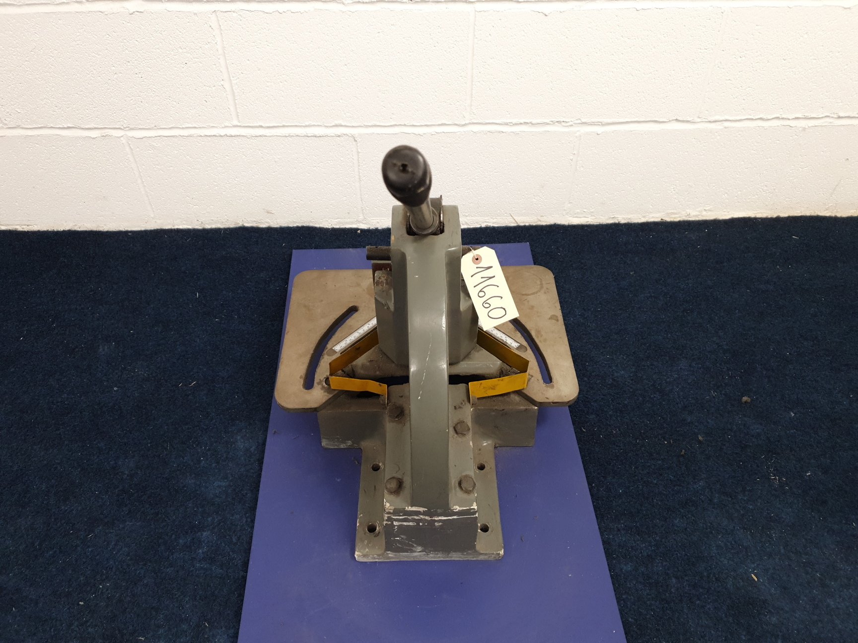Image of CHESTER HN-4 Heavy Duty Guillotine Hand Corner Notcher Max Notch 152x152 mm 