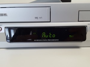 Thumbnail image of Toshiba SD-37VB Portable DVD / VHS Combination Player 