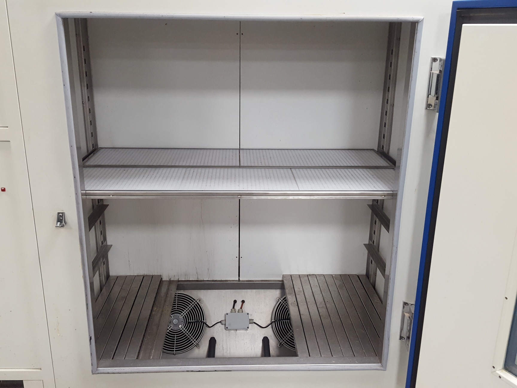 Image of Snijders Scientific Microclima 1000 Large Plant Growth Chamber Incubator Lab
