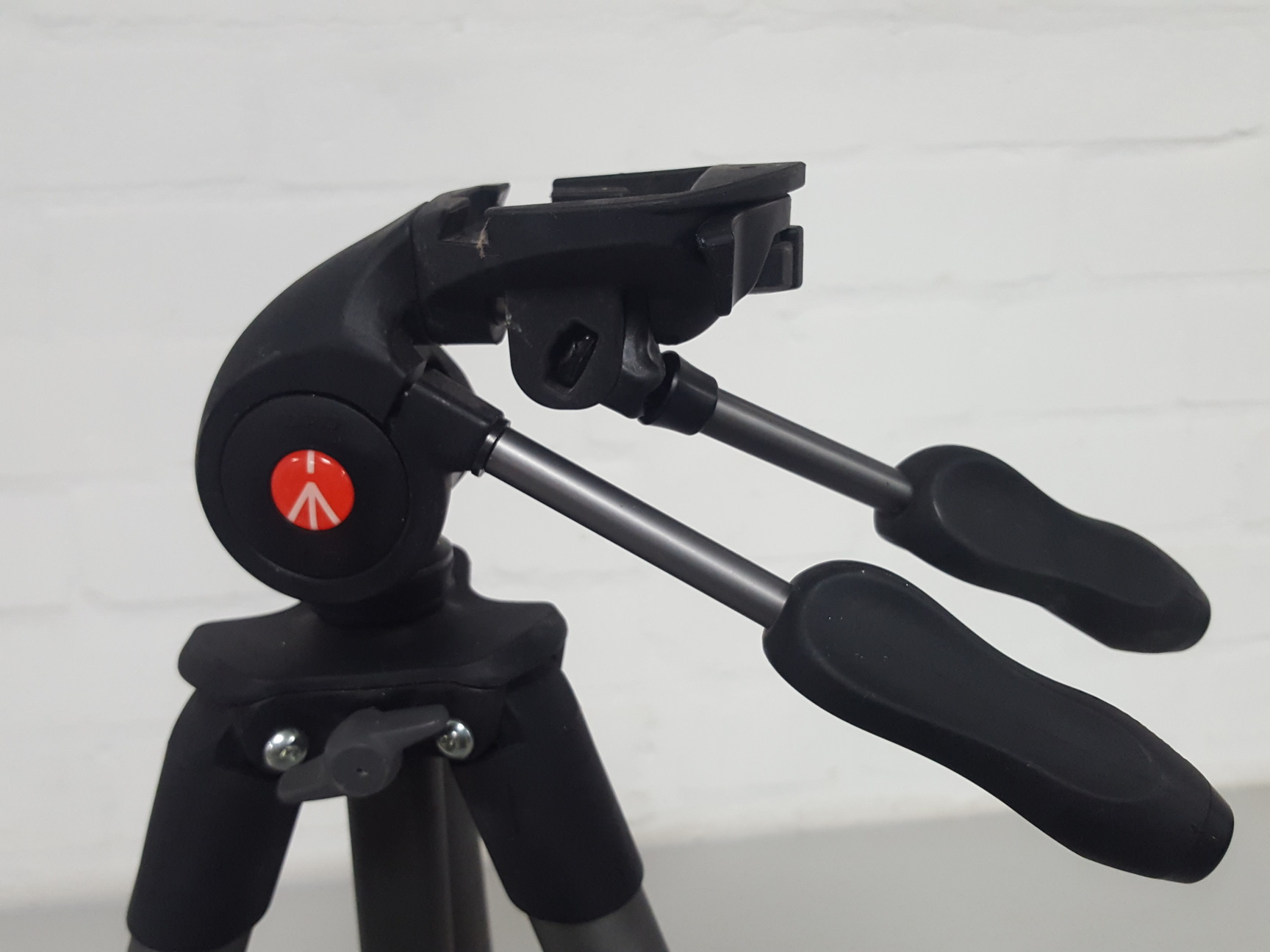 Image of Manfrotto MKCOMPACTADV-BK Compact Advanced Aluminum Camera Tripod 