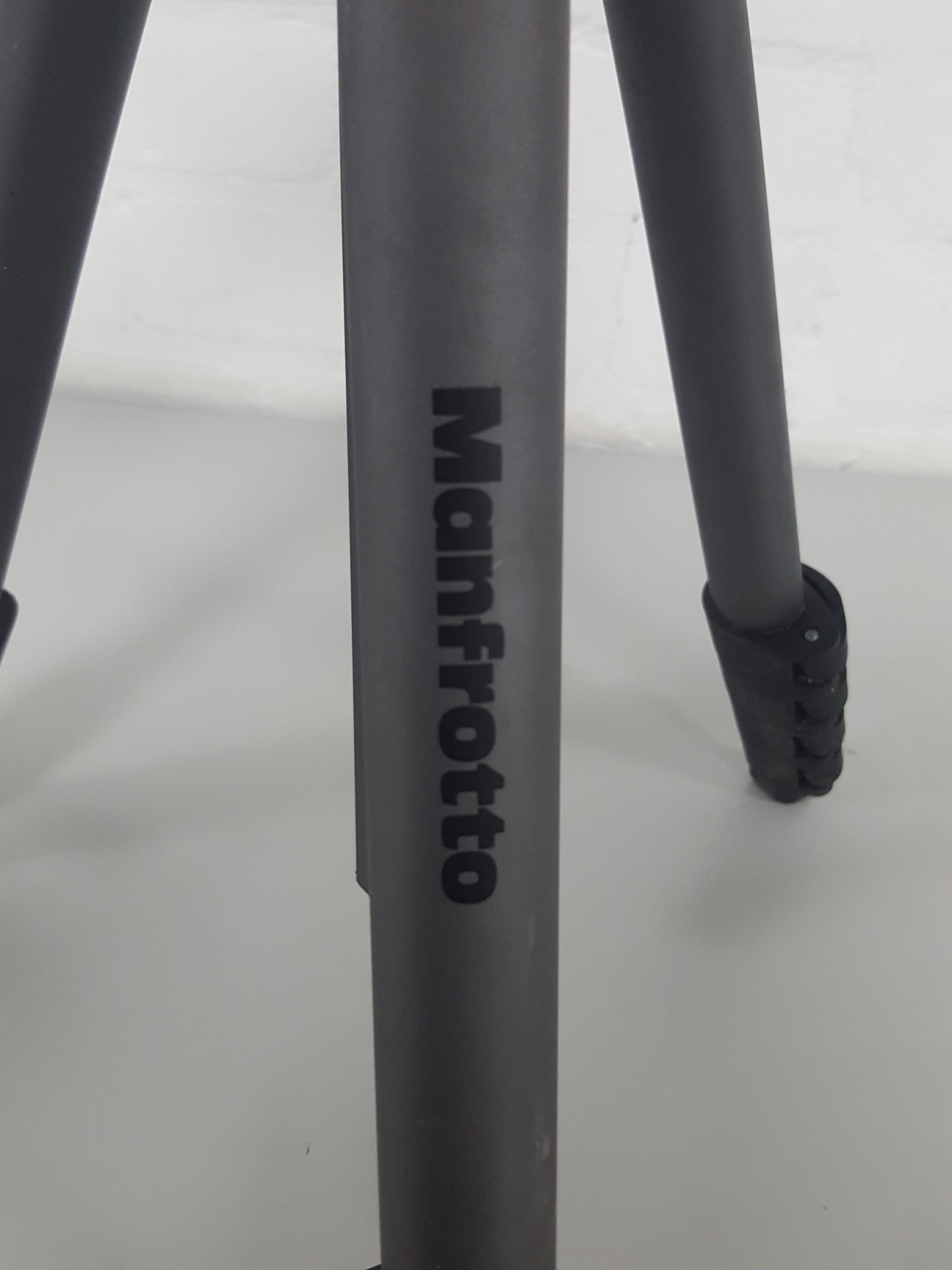 Image of Manfrotto MKCOMPACTADV-BK Compact Advanced Aluminum Camera Tripod 