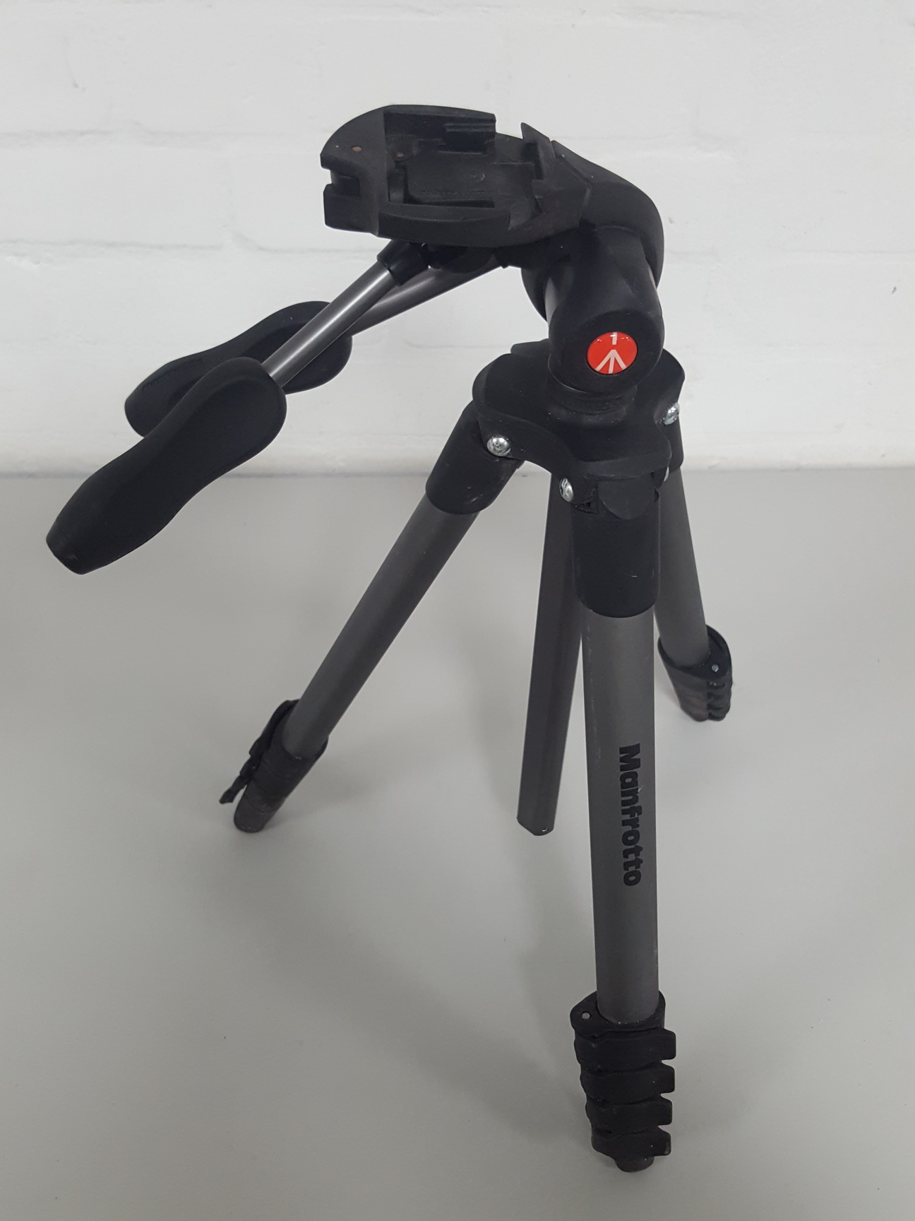 Image of Manfrotto MKCOMPACTADV-BK Compact Advanced Aluminum Camera Tripod 