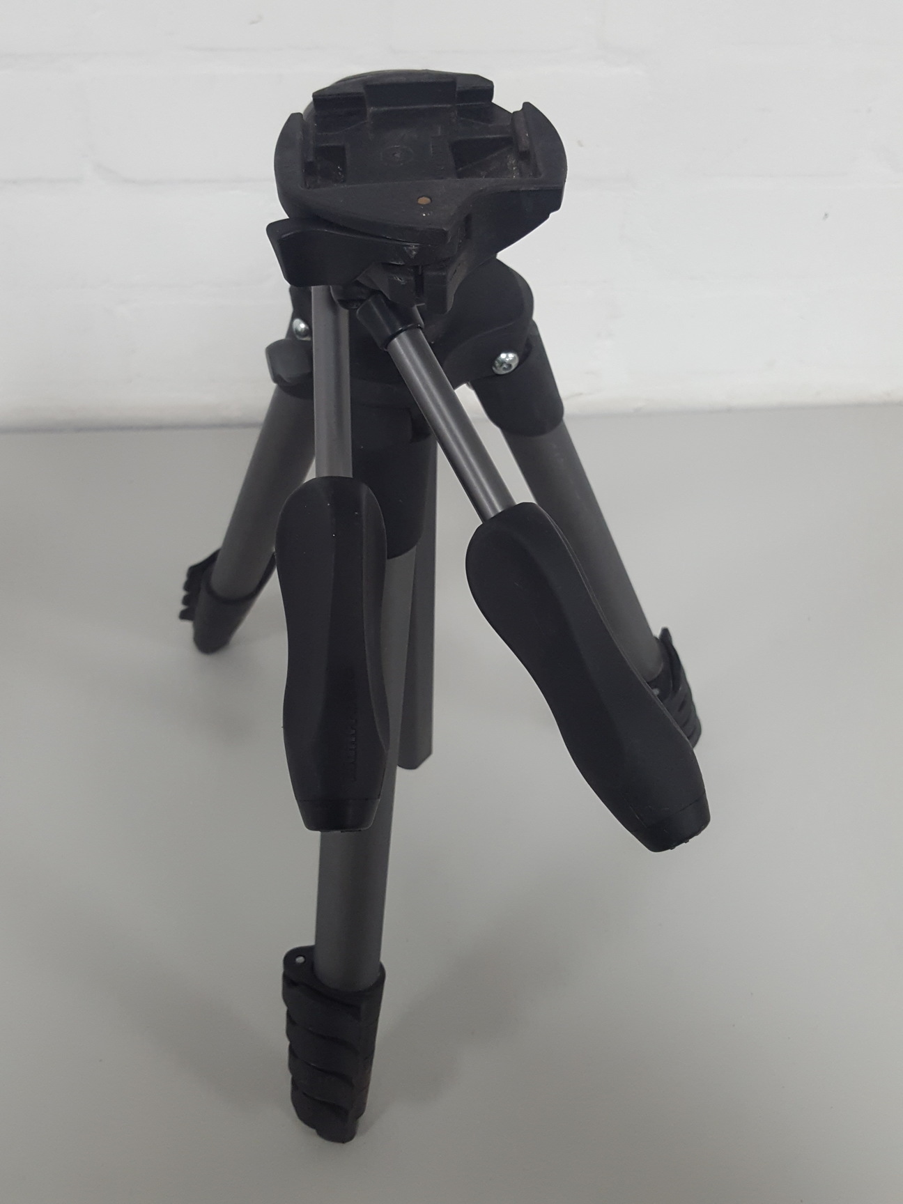 Image of Manfrotto MKCOMPACTADV-BK Compact Advanced Aluminum Camera Tripod 