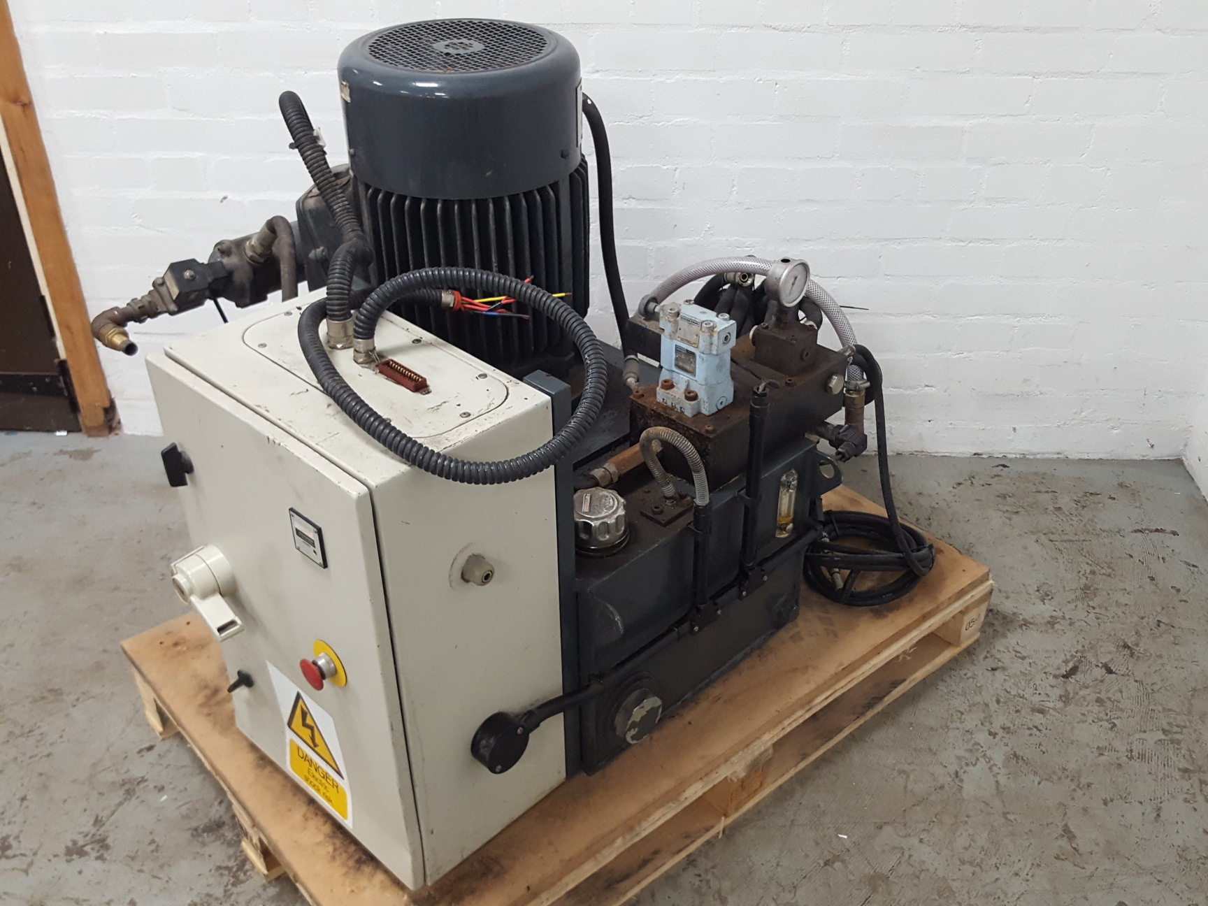 Image of Dartec Torsional Testing Machine w/ Hydraulic Pump & Controller Lab