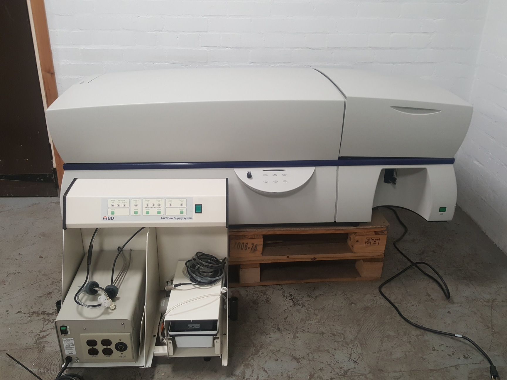 BD Biosciences LSR II Flow Cytometer + FACSflow Supply System, OneAC