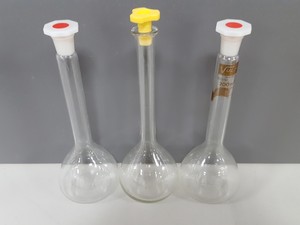 Thumbnail image of 135x Lab Glass Long Neck Volumetric Flasks 2000mL, 1000mL, Glassware 