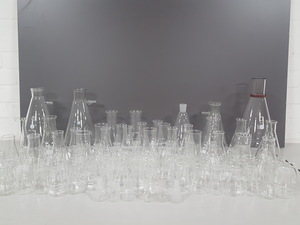 Thumbnail image of 92x Conical Flasks Lab Glassware 3L, 2L, 1L, 500mL, 250mL, 100mL, 50mL, 25mL