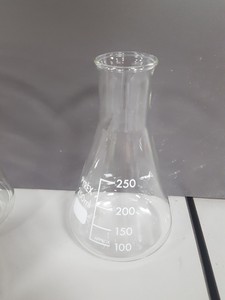 Thumbnail image of 92x Conical Flasks Lab Glassware 3L, 2L, 1L, 500mL, 250mL, 100mL, 50mL, 25mL