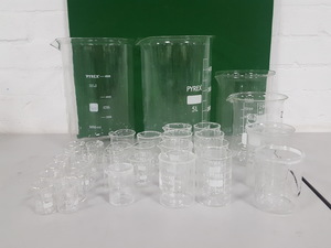 Thumbnail image of 33x Lab Glass Beakers Glassware 5000mL, 2000mL, 1000mL to 25mL