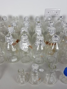 Thumbnail image of Large Lot of 31x Duran Glass Bottles & Buchner Flasks  1L 500ml 250ml 100ml Lab