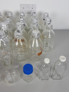 Thumbnail image of Large Lot of 31x Duran Glass Bottles & Buchner Flasks  1L 500ml 250ml 100ml Lab