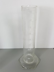Thumbnail image of 18x Graduated Cylinders 11x 250ml 5x 500ml 2x 900ml Lab Glassware