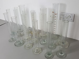 Thumbnail image of 18x Graduated Cylinders 11x 250ml 5x 500ml 2x 900ml Lab Glassware
