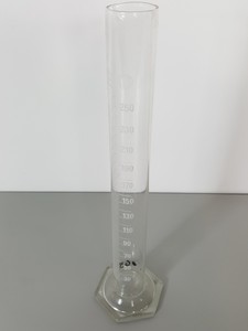 Thumbnail image of 18x Graduated Cylinders 11x 250ml 5x 500ml 2x 900ml Lab Glassware