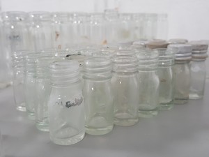 Thumbnail image of 265x Lab Glassware Glass Test Tubes, Bottles, Measuring Cylinders