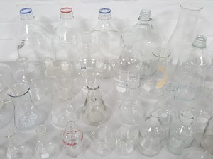 Thumbnail image of Job Lot Lab Glassware 38x Duran Bottles, Boiling Flasks, Beakers, Bottles Funnel