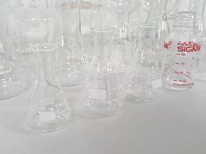 Thumbnail image of Job Lot Lab Glassware 38x Duran Bottles, Boiling Flasks, Beakers, Bottles Funnel