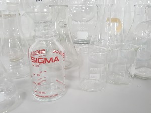 Thumbnail image of Job Lot Lab Glassware 38x Duran Bottles, Boiling Flasks, Beakers, Bottles Funnel