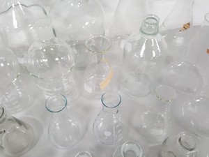 Thumbnail image of Job Lot Lab Glassware 38x Duran Bottles, Boiling Flasks, Beakers, Bottles Funnel