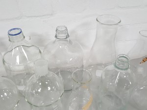 Thumbnail image of Job Lot Lab Glassware 38x Duran Bottles, Boiling Flasks, Beakers, Bottles Funnel