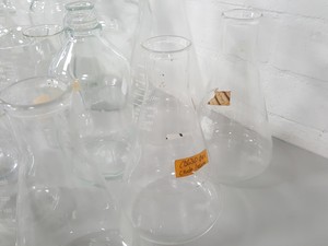 Thumbnail image of Job Lot Lab Glassware 38x Duran Bottles, Boiling Flasks, Beakers, Bottles Funnel