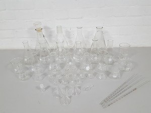 Thumbnail image of 46x Lab Glassware Pieces Glass Beakers, Erlenmeyer Flasks, Funnels, Pyrex Duran 