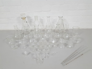 Thumbnail image of 46x Lab Glassware Pieces Glass Beakers, Erlenmeyer Flasks, Funnels, Pyrex Duran