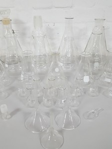 Thumbnail image of 46x Lab Glassware Pieces Glass Beakers, Erlenmeyer Flasks, Funnels, Pyrex Duran 