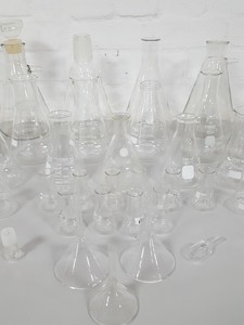 Thumbnail image of 46x Lab Glassware Pieces Glass Beakers, Erlenmeyer Flasks, Funnels, Pyrex Duran