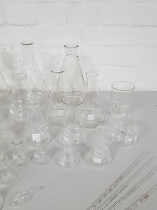 Thumbnail image of 46x Lab Glassware Pieces Glass Beakers, Erlenmeyer Flasks, Funnels, Pyrex Duran 